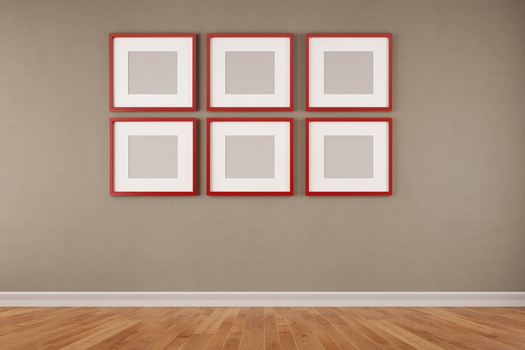 voici une démo sur comment disposer des tableaux sur un mur avec 6 cadres accrochés sur un mur marron. ils sont parfaitement alignés avec 3 cadres par ligne. leur encadrement est rouge.