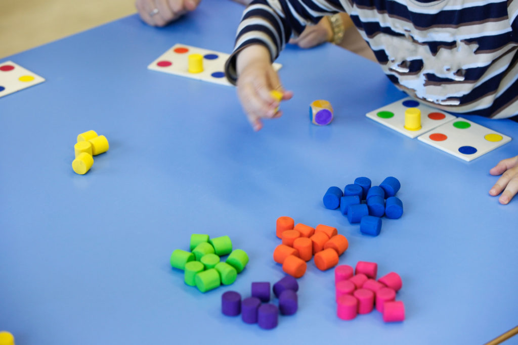 Ein Kind hat Spaß mit seinem pädagogischen Farbsortier- und Ordnungsspielzeug zur Förderung der Intelligenz